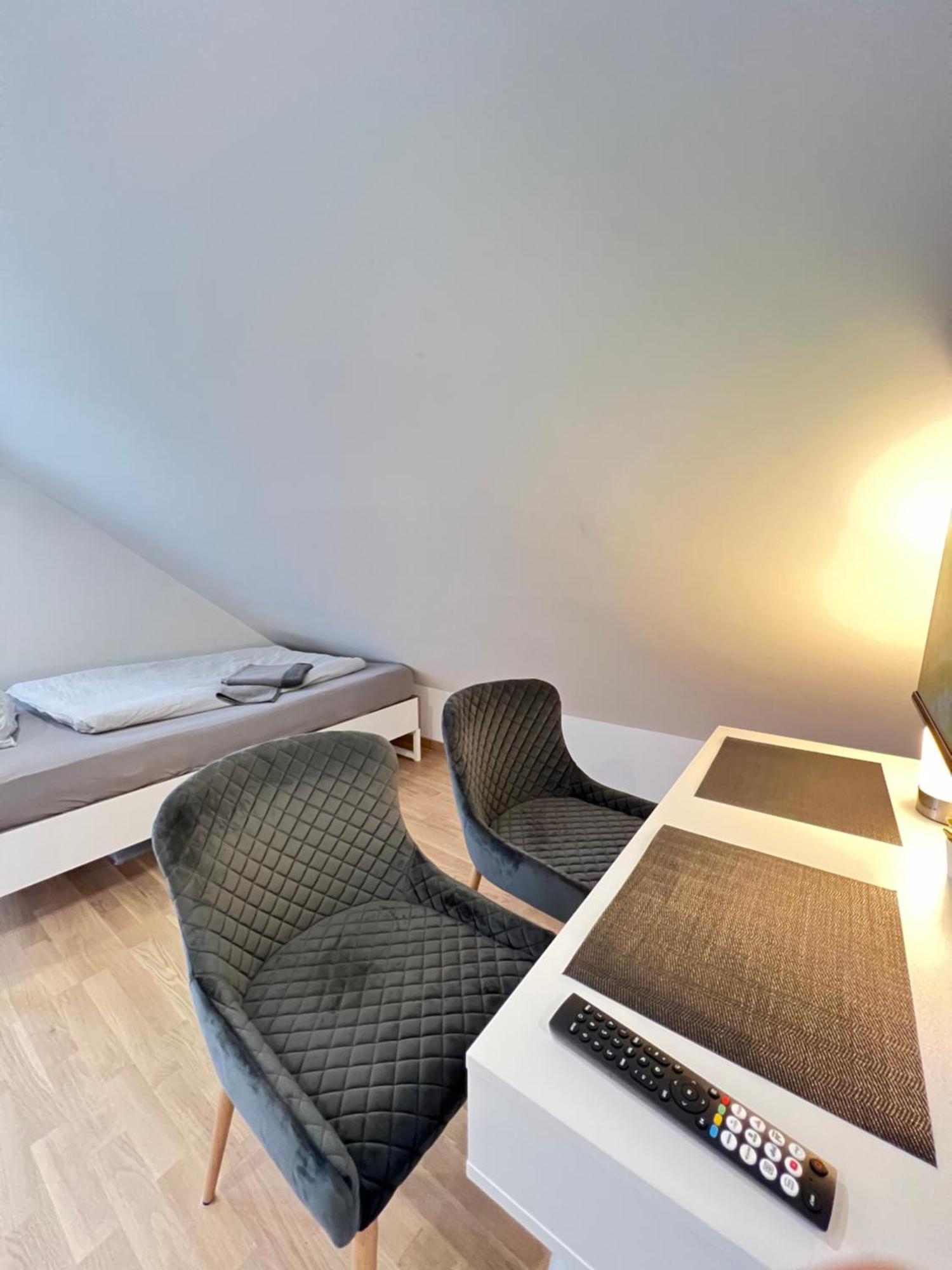 Charmantes Studio-Apartment Im Herzen Von Neureut - Fussbodenheizung, Regendusche, Waschmaschine, Stellplatz Karlsruhe Esterno foto