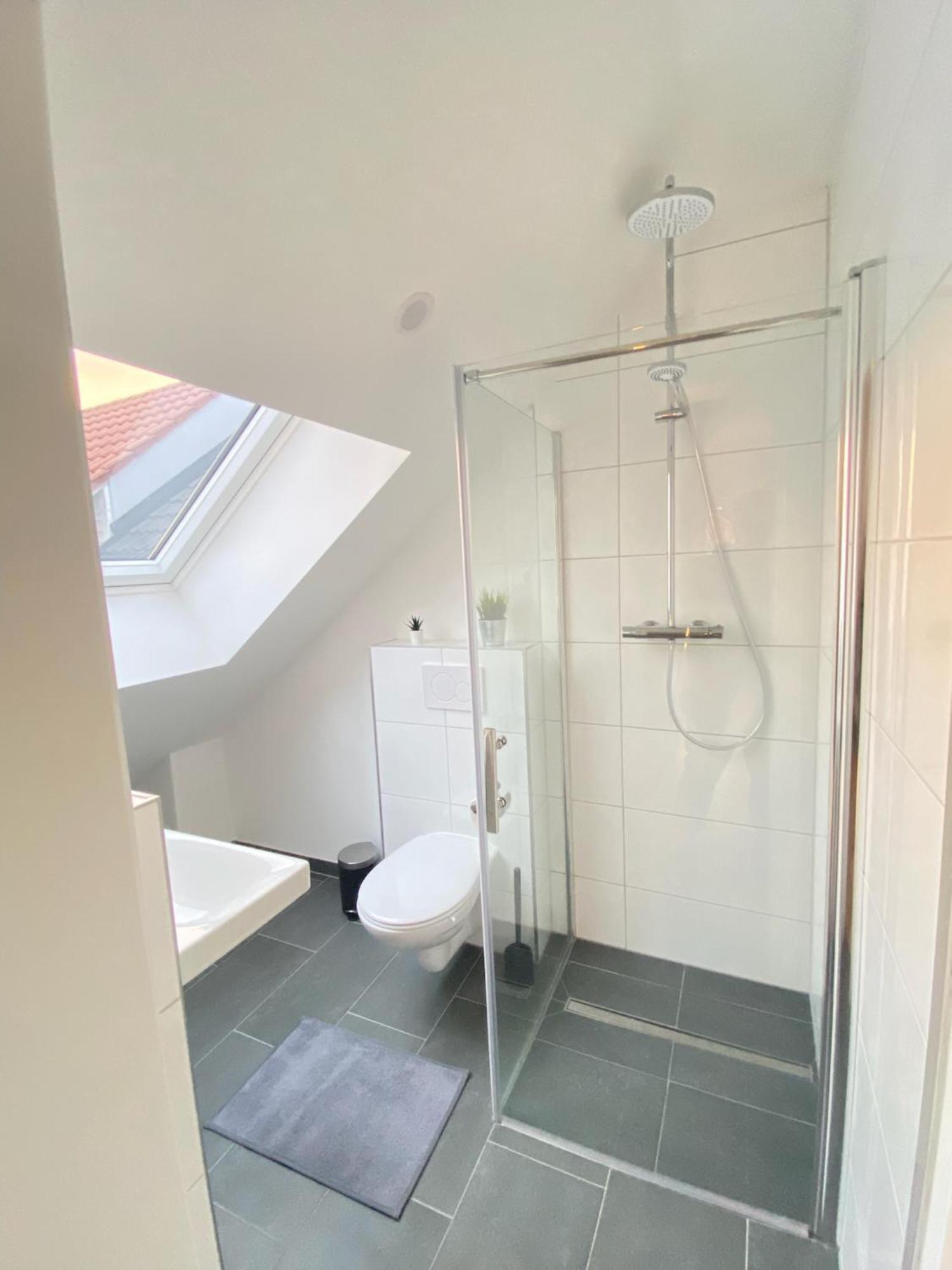 Charmantes Studio-Apartment Im Herzen Von Neureut - Fussbodenheizung, Regendusche, Waschmaschine, Stellplatz Karlsruhe Esterno foto